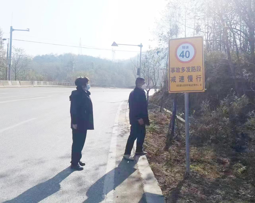 图为检察官在弯道现场回访监督道路安全防护设施完善情况.jpeg